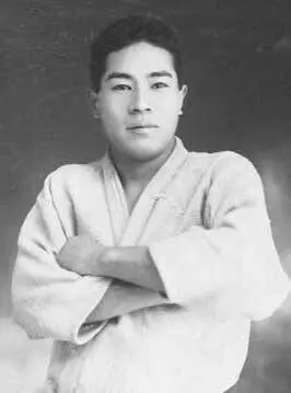 Black-and-white portrait of a young Minoru Mochizuki in formal clothing