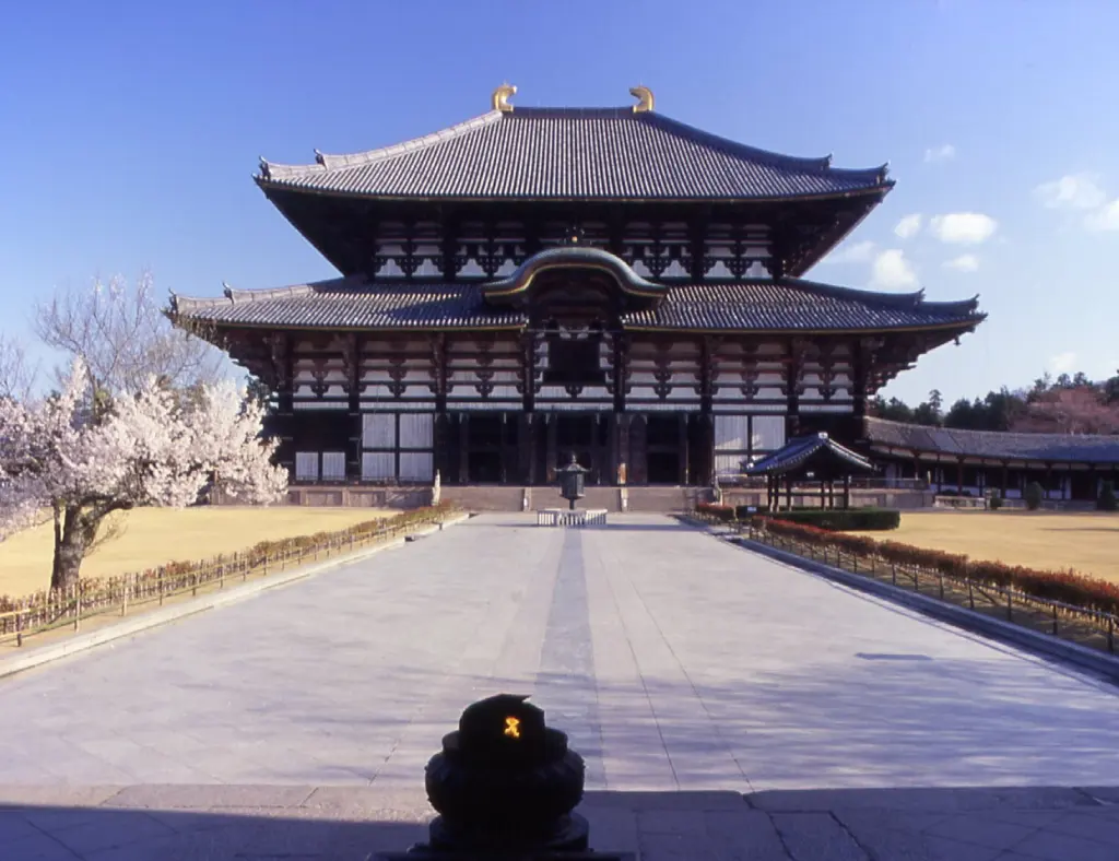 Front view of Tōdai-ji's Great Buddha Hall behind the central approach and bronze lantern