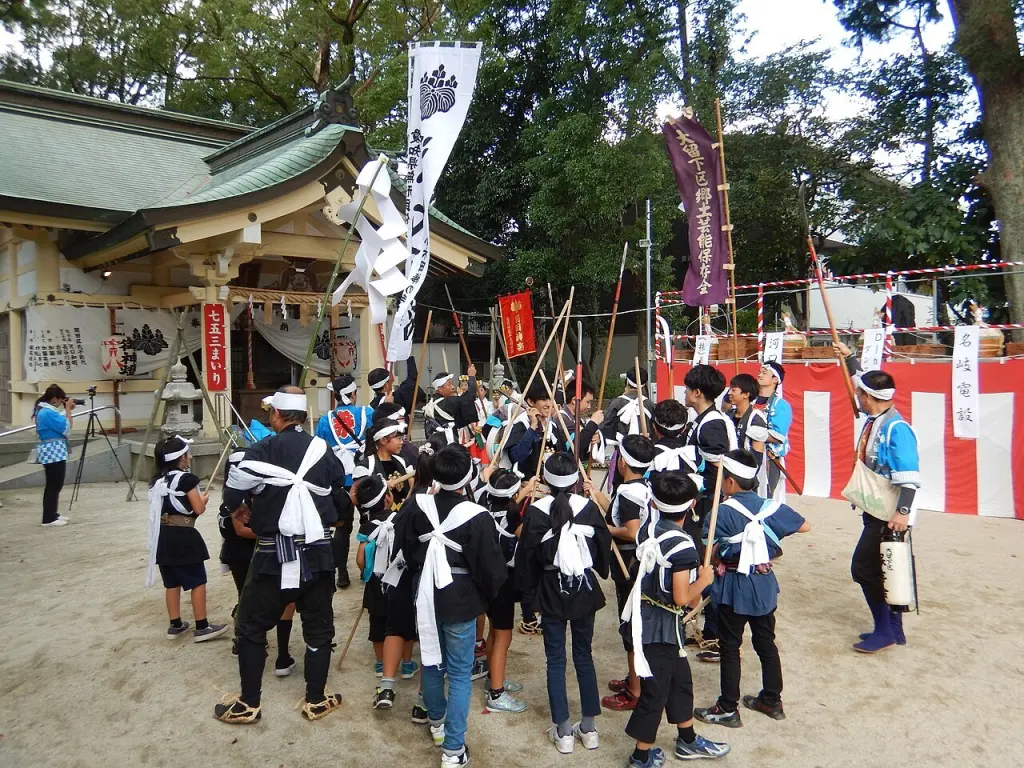 Participants bring their staffs together during an Ogita bō-no-te ritual.