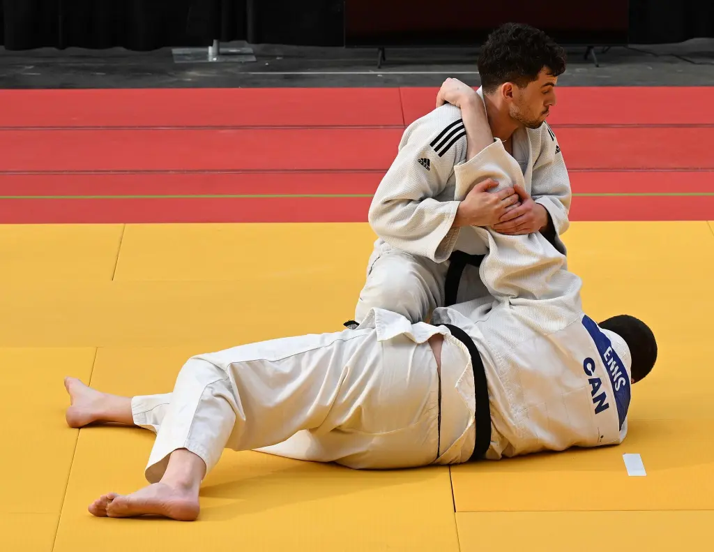 Two judoka demonstrate ude-hishigi-ude-gatame in Katame-no-kata