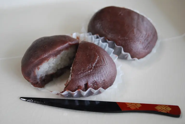Plate of red bean paste-covered botamochi and ohagi associated with Higan