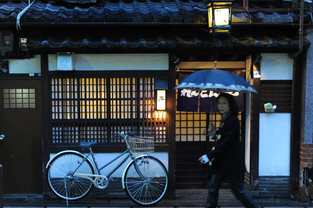 Traditional timber house in Kyoto with a tiled roof and wooden street façade