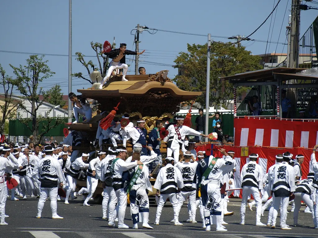 Festival team guiding a carved wooden danjiri through a Kishiwada street