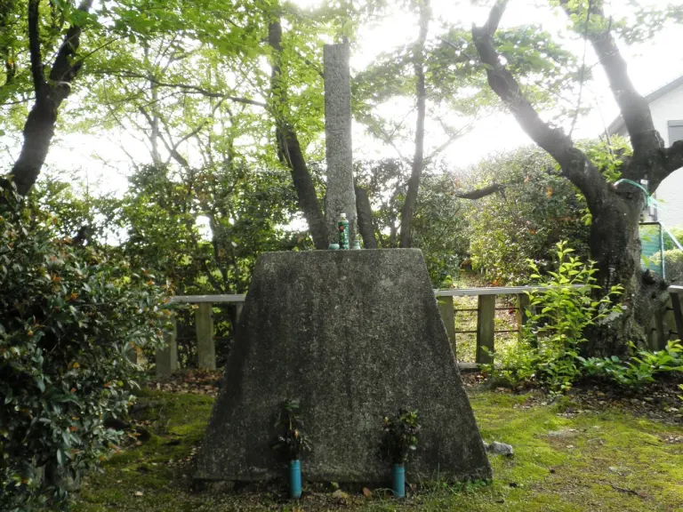 Stone memorial at Musashi-zuka beside the Nagakute battlefield park.