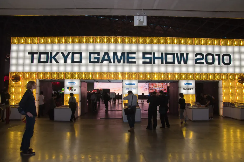 Visitors walking beneath the entrance gate for Tokyo Game Show 2010