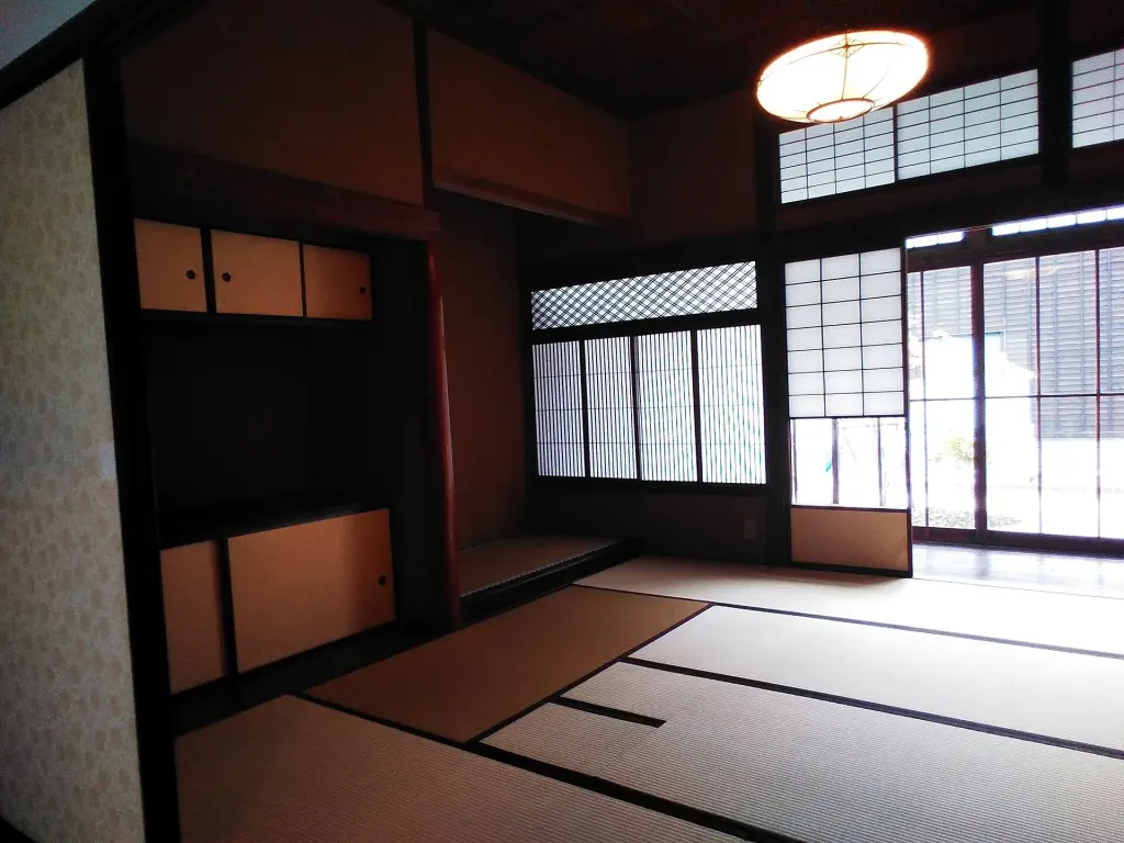 Japanese-style room with tatami flooring, shoji, and a tokonoma alcove