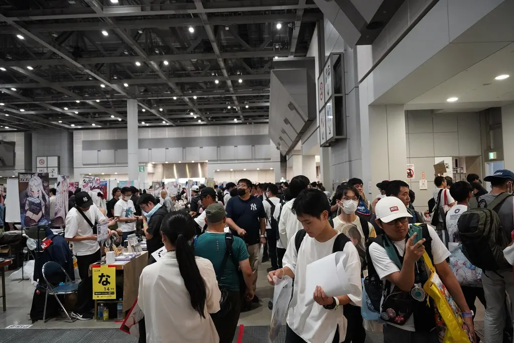 Rows of dōjin stalls and visitors inside the West Hall at Comic Market 106