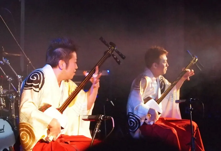 Ryoichiro and Kenichi Yoshida play Tsugaru shamisen together on stage at Webster Hall