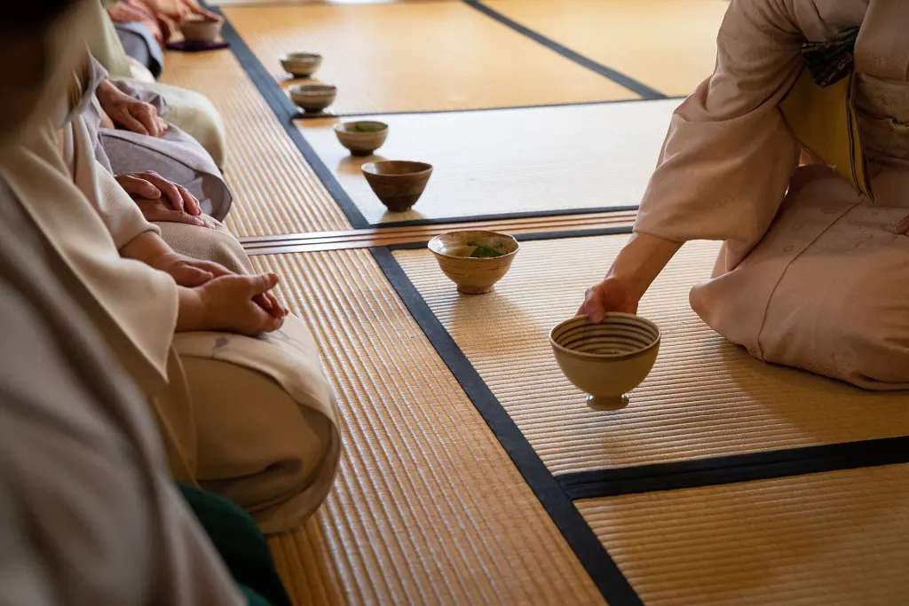 A host preparing tea in the Kobori Enshu school